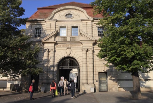 Eingang Augustenburger Platz