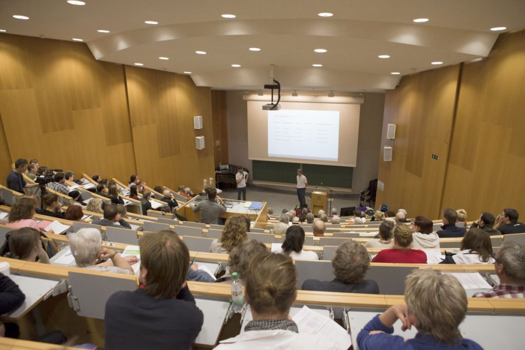 Im Hörsaal wurde neues zu Ursachen, Therapiestudien und Forschung bei der ALS präsentiert.