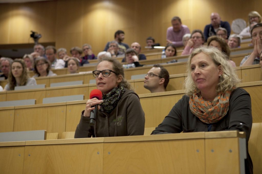 Das Publikum beteiligte sich rege mit individuellen Fragen.