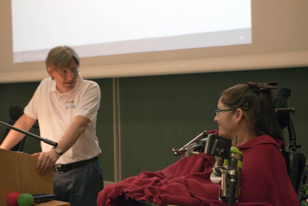 Dr. Ute Oddoy berichtete über ihre Erfahrungen zur Mobilität als ALS-Patientin.